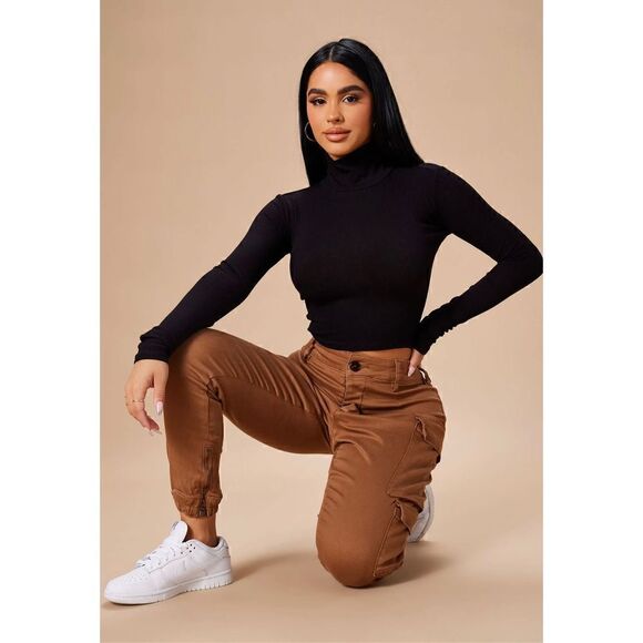 FashionNova| Turtleneck| thick good quality fabric| Has stretch - Picture 11 of 11